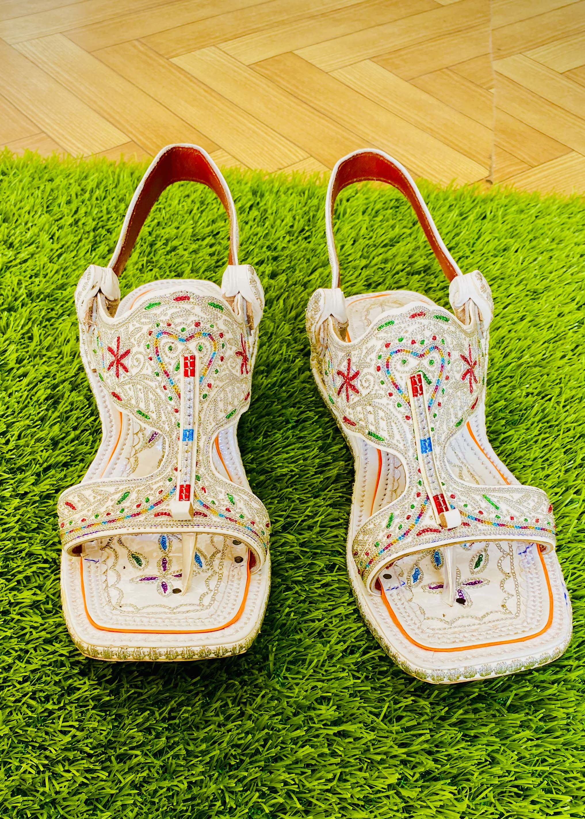 100% Pure  Handmade leather  Fully White Zari Chapal
